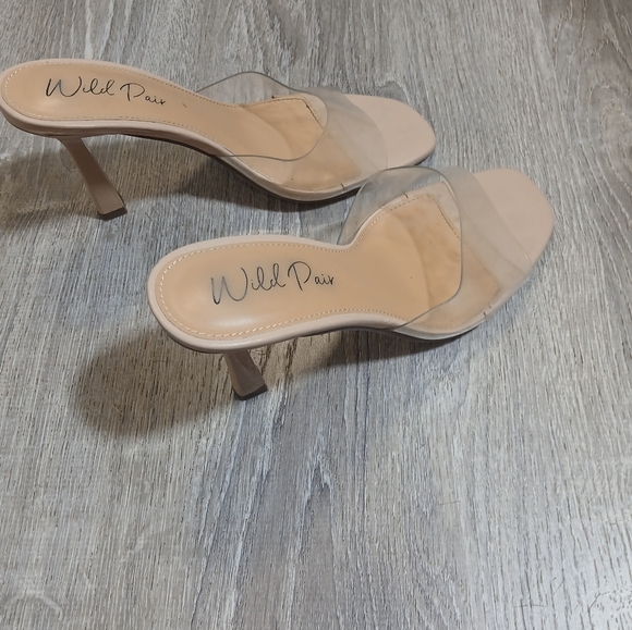 Wild Pair Cream and Tan Heels Elegant Slip-On Design Size:8.5 - Picture 1 of 4